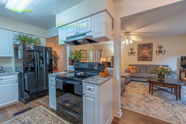 Fridge, microwave, oven, stovetop - 2893 Forest Ridge V3 (Fernandina Beach)