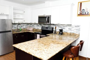 Fridge, microwave, oven, stovetop - Kings Pavilion Suites Hotel (Basseterre)
