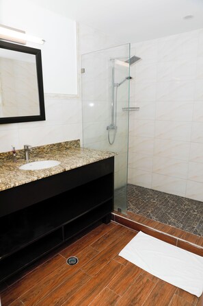 Ducha, artículos de tocador gratuitos, secador de pelo, batas