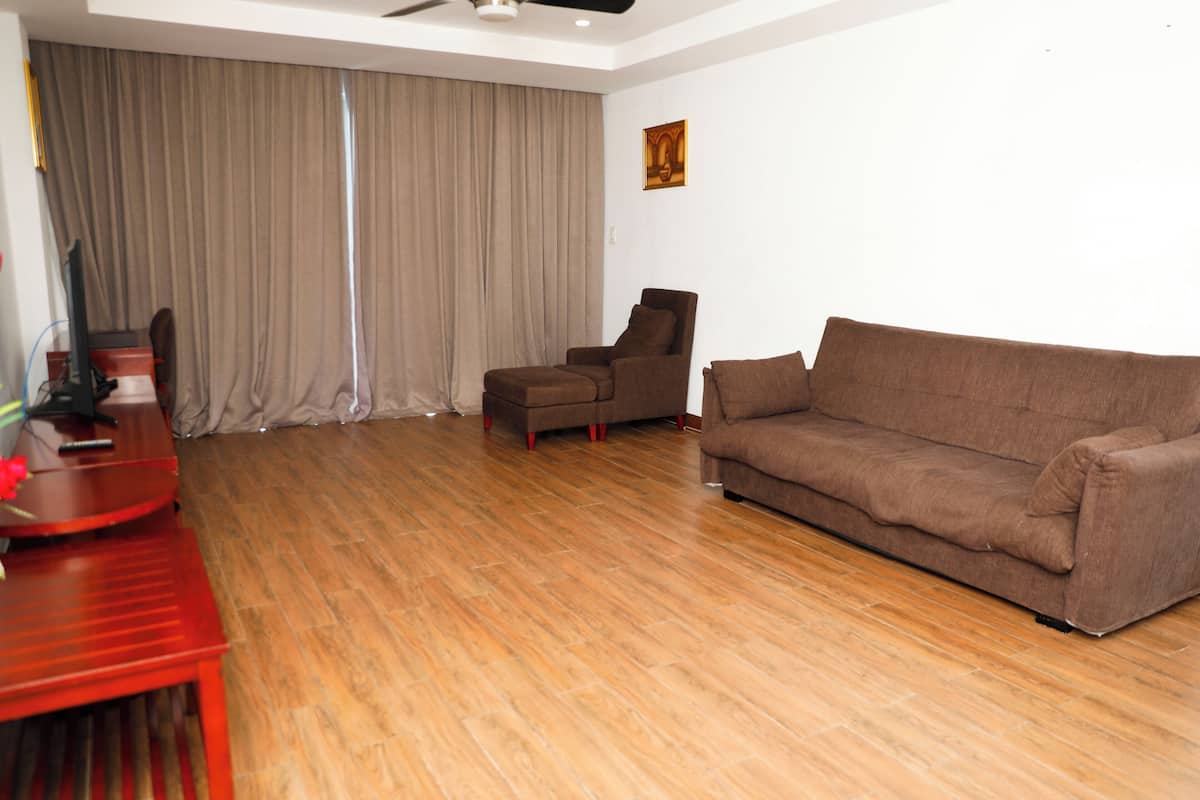 City Apartment, 1 King Bed | 1 bedroom, down comforters, in-room safe, desk
