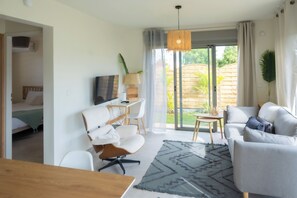 2 sovrum, skrivbord, strykjÀrn/strykbrÀda och resesÀng