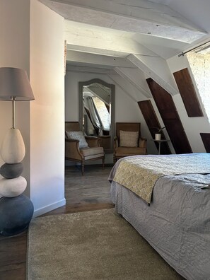 4 bedrooms, desk, travel crib, WiFi