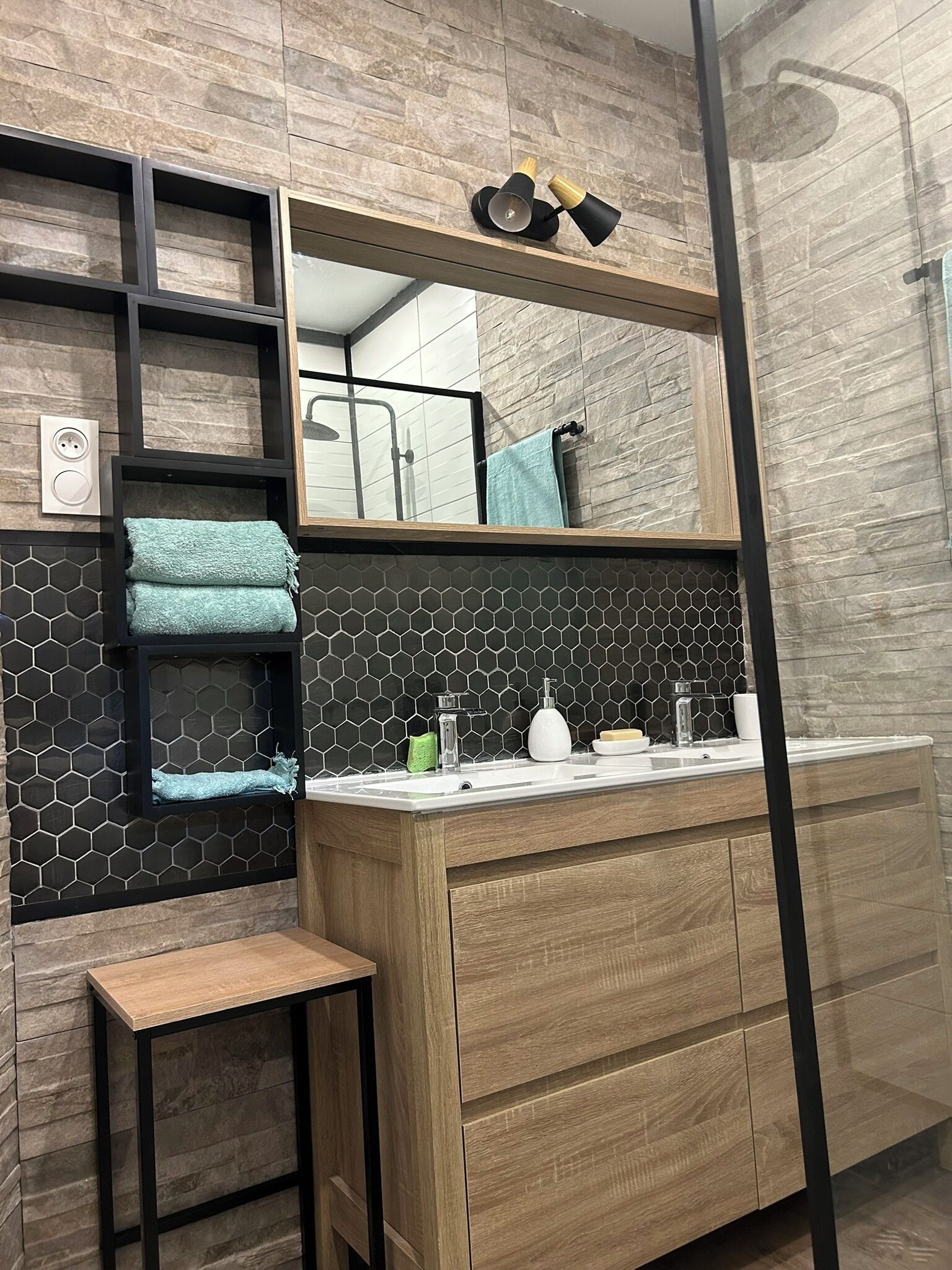 Dusche, Haartrockner, Handtücher, Seife