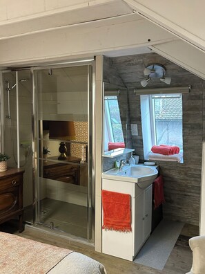 4 slaapkamers, een bureau, reisbedje, wifi