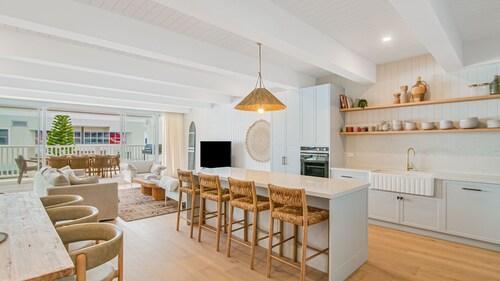 Joy Apartment 3 - Luxurious Apartment in the Heart of Coolangatta - Min. 3N - Linen Provided