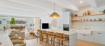 Joy Apartment 3 - Luxurious Apartment in the Heart of Coolangatta - Min. 3N - Linen Provided
