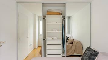 1 slaapkamer, een strijkplank/strijkijzer, wifi, beddengoed