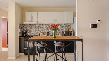 Refrigerador, microondas, horno y cafetera y tetera