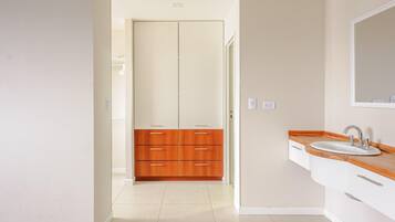 Douche, sĂšche-cheveux, serviettes fournies