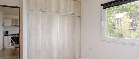 2 室のベッドルーム、アイロン / アイロン台、WiFi、ベッドシーツ