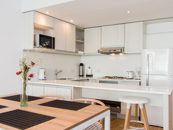 Kjøleskap, mikrobølgeovn, ovn og kaffetrakter/tekoker