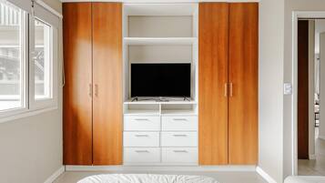 3 quartos, ferros/tábuas de passar roupa, acesso à internet