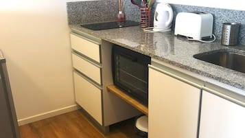 Fridge, microwave, oven, coffee/tea maker