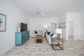 Living area - The Swift Fox - Golf Cart Included - Vacation Rental (The Villages)