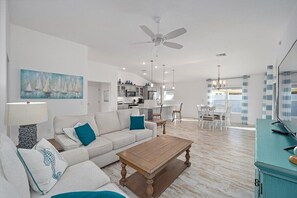 Living area - The Swift Fox - Golf Cart Included - Vacation Rental (The Villages)