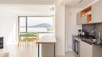 Geladeira, micro-ondas, fogão, cafeteira/chaleira