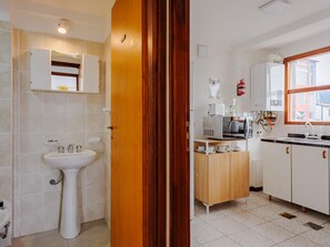 Kühlschrank, Mikrowelle, Ofen, Wasserkocher mit Kaffee-/Teezubehör