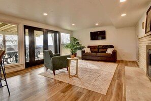 Una Smart TV, una chimenea