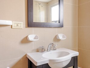 Shower, hair dryer, towels - Dowtown Two-bedroom apartment (Ushuaia - Tierra del Fuego)