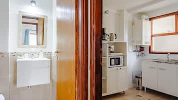 Kylskåp, mikrovågsugn, ugn och kaffe- och tebryggare