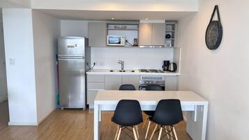 Kylskåp, mikrovågsugn, ugn och kaffe- och tebryggare