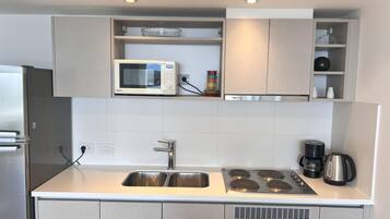 Kylskåp, mikrovågsugn, ugn och kaffe- och tebryggare