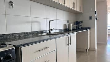 Refrigerador, microondas, horno, cafetera/tetera