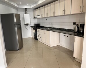 Refrigerador, microondas, horno, cafetera/tetera