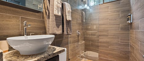 Classic Condo, Oceanfront | Bathroom