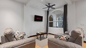 Classic Condo, Oceanfront | Living area