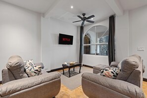 Classic Condo, Oceanfront | Living area