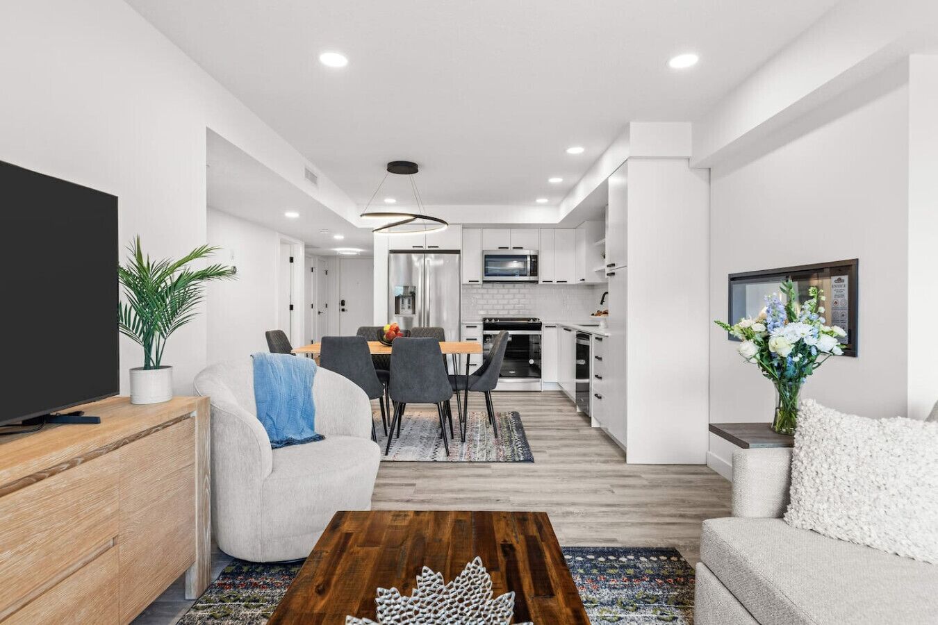 Televisión y chimenea 