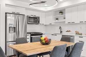 Refrigerador, microondas, horno y parrilla de estufa 