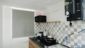 Microondas, horno, placa de cocina y lavavajillas
