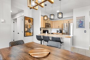 Dining - Beautiful & Cozy 2BR condo w/ Pool near Banff (Canmore)