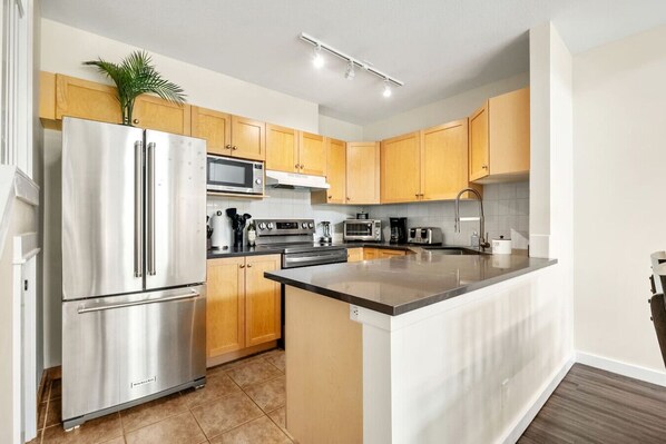 Refrigerador, microondas, horno, placa de cocina