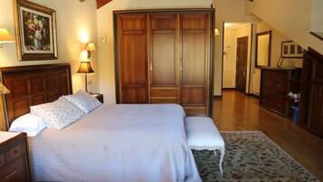 Deluxe Studio, City View | Iron/ironing board, free WiFi