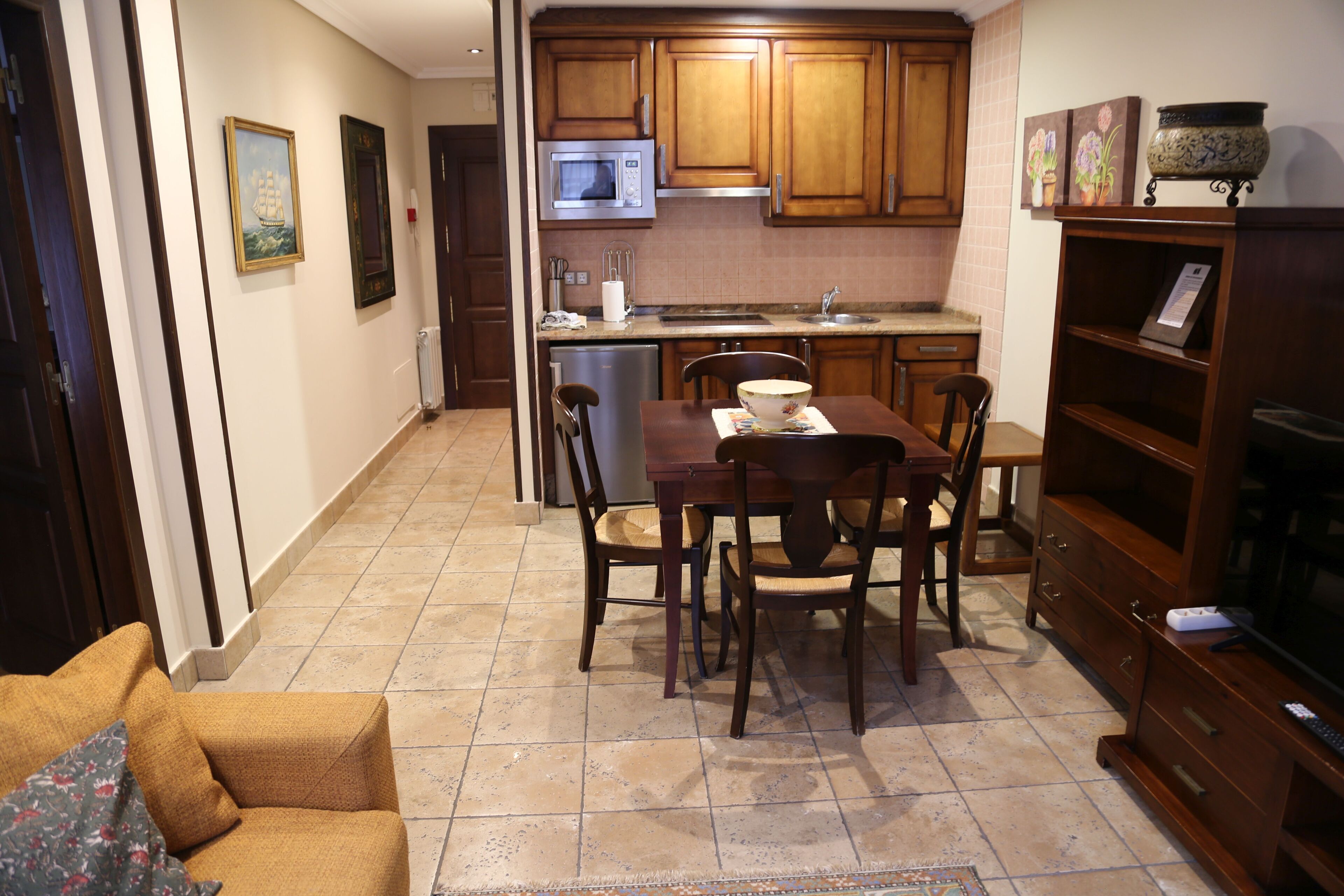 Deluxe appartement | Woonruimte | Een televisie