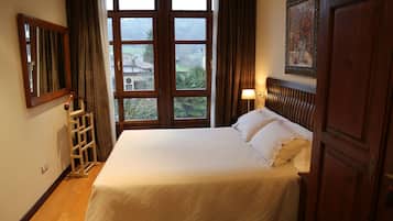 Deluxe appartement, 2 slaapkamers, uitzicht op tuin | Een strijkplank/strijkijzer, gratis wifi