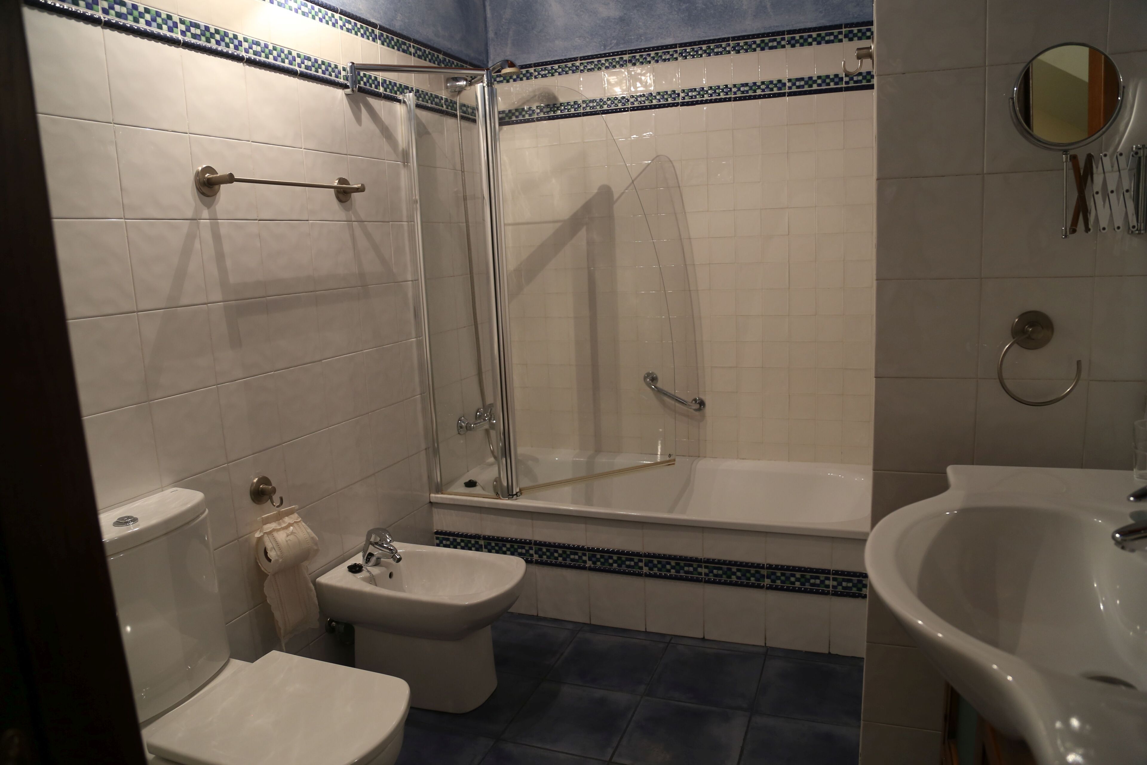 Ein Badezimmer mit Toilette, Bidet, Badewanne und Waschbecken.