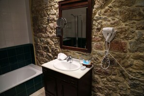 Deluxe Apartment | Bathroom