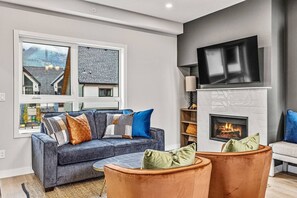 TV, fireplace - Delightful 3BR Condo w/ AC+Stunning Mountain Views (Canmore)