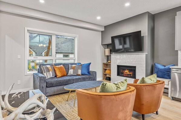 TV, fireplace - Delightful 3BR Condo w/ AC+Stunning Mountain Views (Canmore)