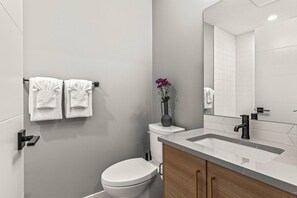 Hair dryer - Delightful 3BR Condo w/ AC+Stunning Mountain Views (Canmore)