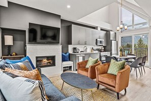 TV, fireplace - Delightful 3BR Condo w/ AC+Stunning Mountain Views (Canmore)