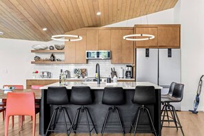 Fridge, microwave, oven, stovetop - 4BR Luxury Mountain Retreat| Pvt HotTub| Sleeps 17 (Canmore)