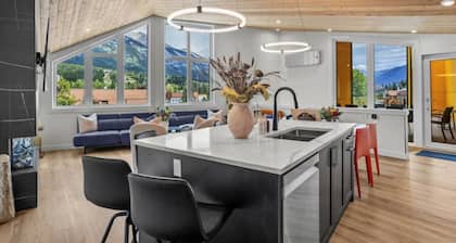 4BR Luxury Mountain Retreat| Pvt HotTub| Sleeps 17