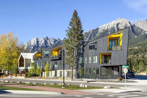 4BR Luxury Mountain Retreat| Pvt HotTub| Sleeps 17