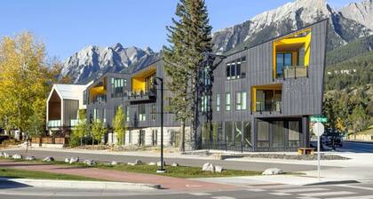 4BR Luxury Mountain Retreat| Pvt HotTub| Sleeps 17