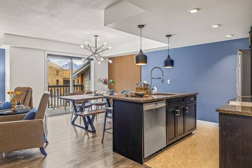 Amazing 3BR Condo W/Hot Tub Access and Mtn Views!